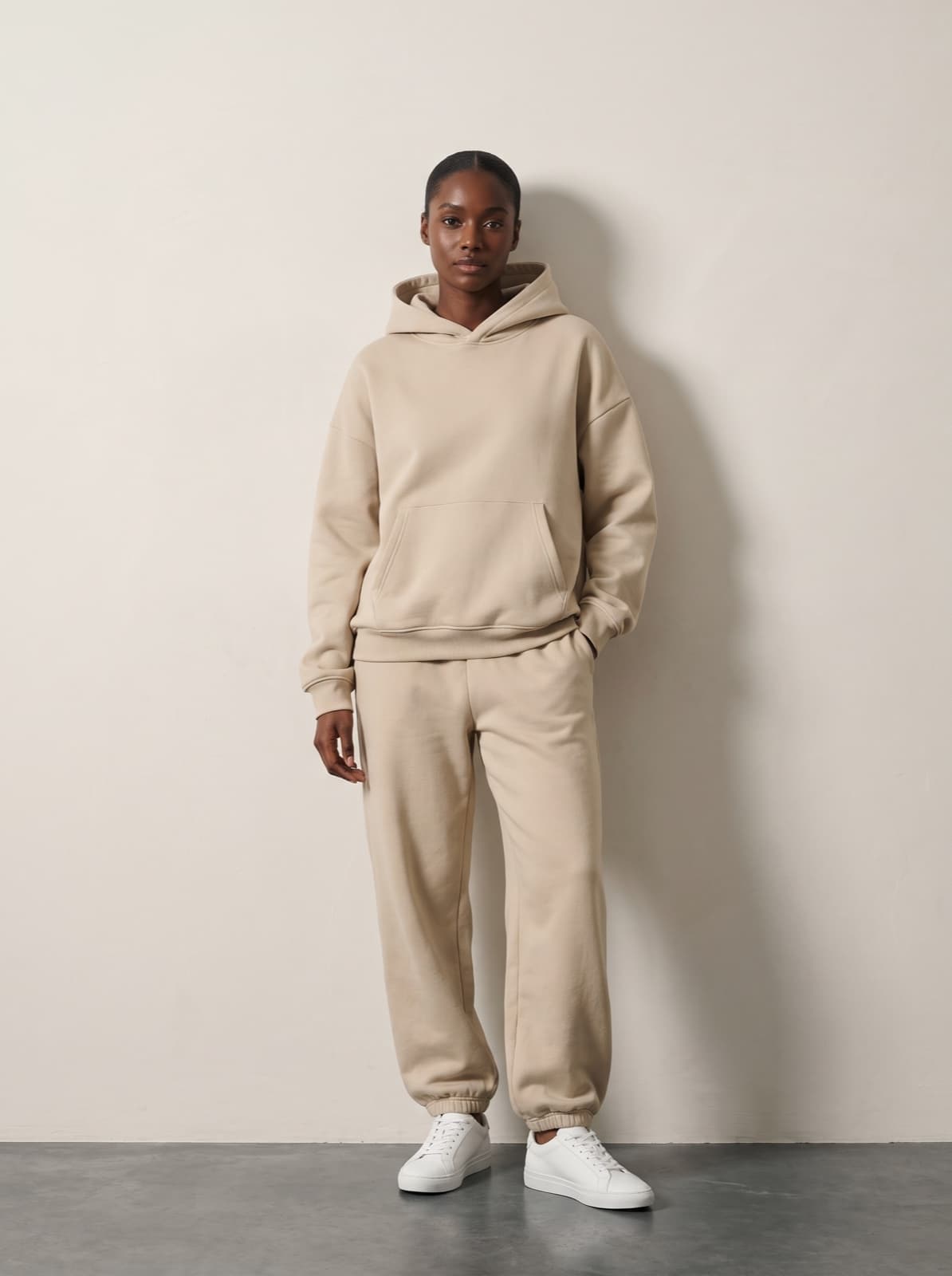 Chelsea Joggers in beige worn as a complete set with the matching Chelsea Pullover, front on